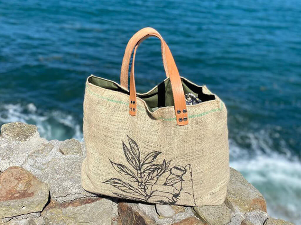 Bolsos de arpillera elaborados con sacos de cafe