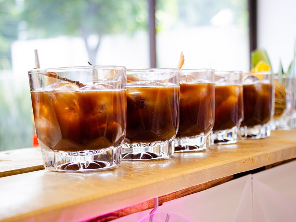 Coctelería con cafe de especialidad macondo verde